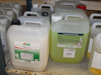 Vijf jerrycans reinigingsproducten waaronder damwandprofielreiniger, op wasbasis, allesreiniger en karpex. - afbeelding 1 van  5