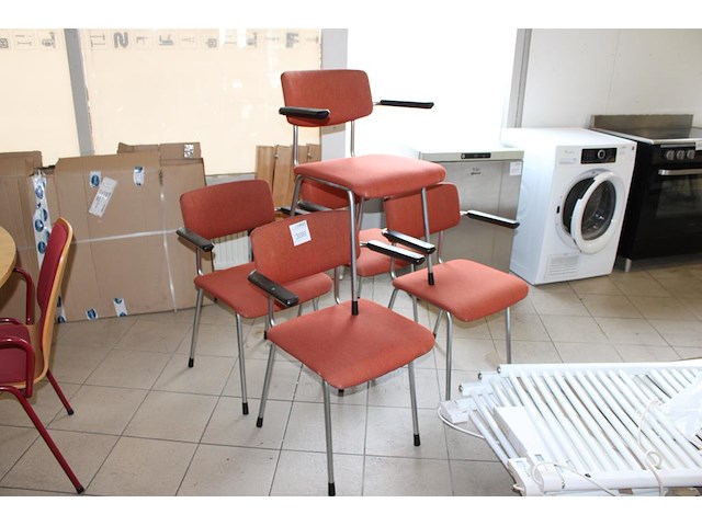 Vijf kantinestoelen in rood gestoffeerd. - afbeelding 1 van  2