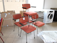 Vijf kantinestoelen in rood gestoffeerd. - afbeelding 1 van  2