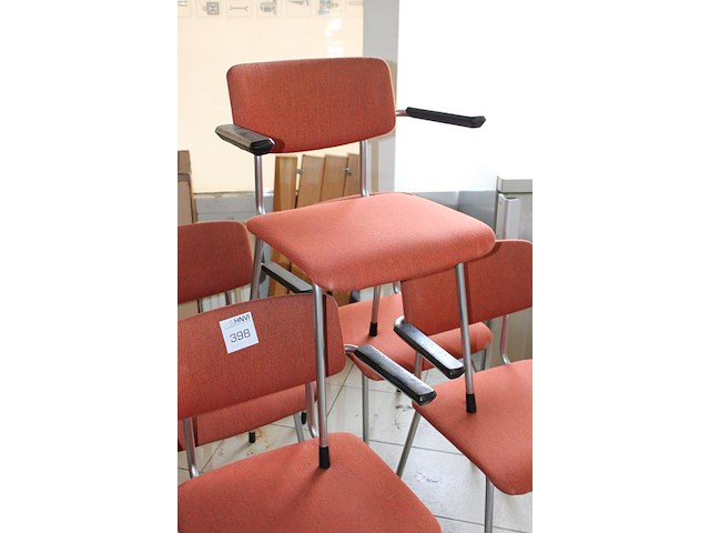 Vijf kantinestoelen in rood gestoffeerd. - afbeelding 2 van  2