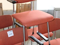 Vijf kantinestoelen in rood gestoffeerd. - afbeelding 2 van  2