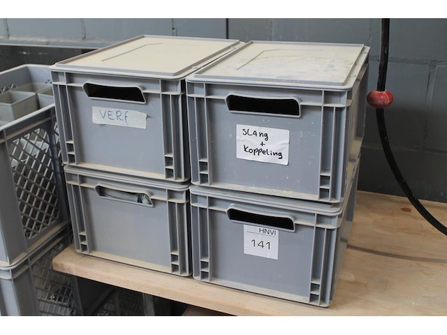 Vijf kunststof kratten met diverse machine onderdelen. - afbeelding 1 van  5