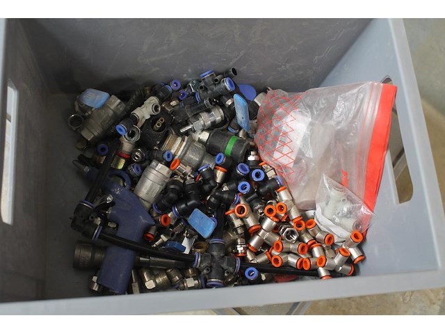 Vijf kunststof kratten met diverse machine onderdelen. - afbeelding 2 van  5