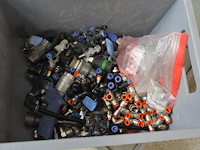 Vijf kunststof kratten met diverse machine onderdelen. - afbeelding 2 van  5