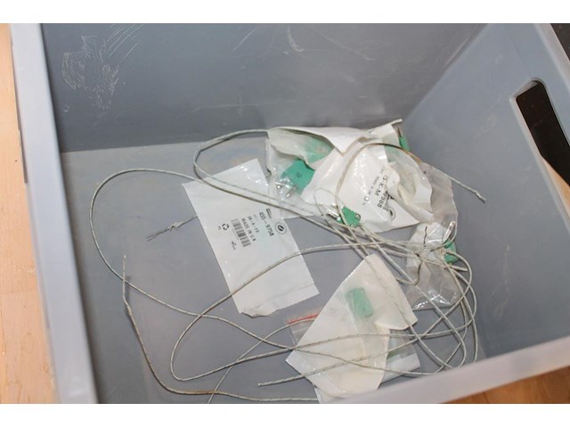 Vijf kunststof kratten met diverse machine onderdelen. - afbeelding 3 van  5