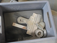 Vijf kunststof kratten met diverse machine onderdelen. - afbeelding 4 van  5