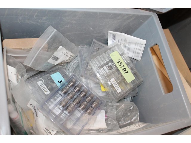 Vijf kunststof kratten met diverse machine onderdelen. - afbeelding 5 van  5