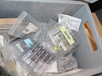 Vijf kunststof kratten met diverse machine onderdelen. - afbeelding 5 van  5