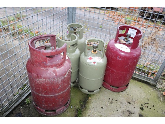 Vijf lege / aangebroken gasflessen. - afbeelding 1 van  1
