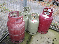 Vijf lege / aangebroken gasflessen. - afbeelding 1 van  1