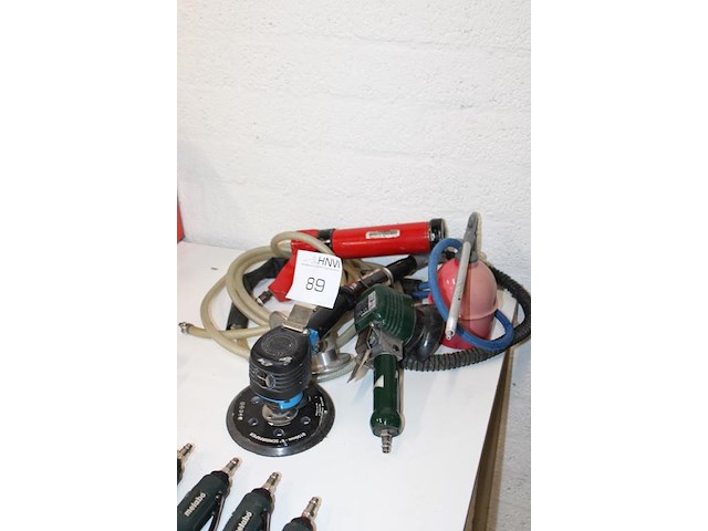 Vijf luchtgereedschappen w.o. polijst-, schuur- en boormachine. - afbeelding 2 van  2