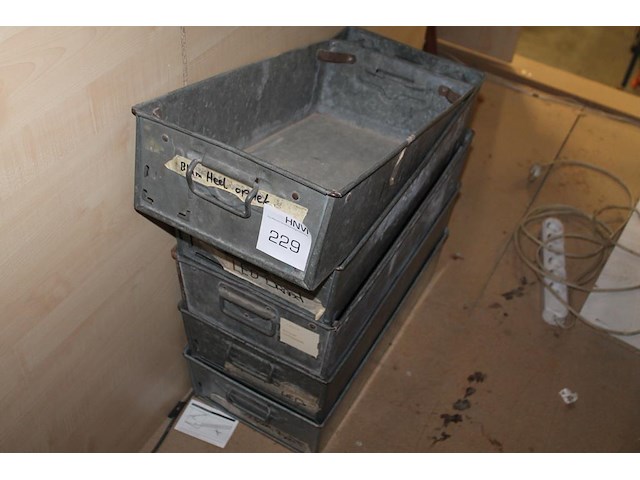 Vijf metalen opbergbakken met handgrepen. afmeting 60 x 30 x 15 cm - afbeelding 1 van  2