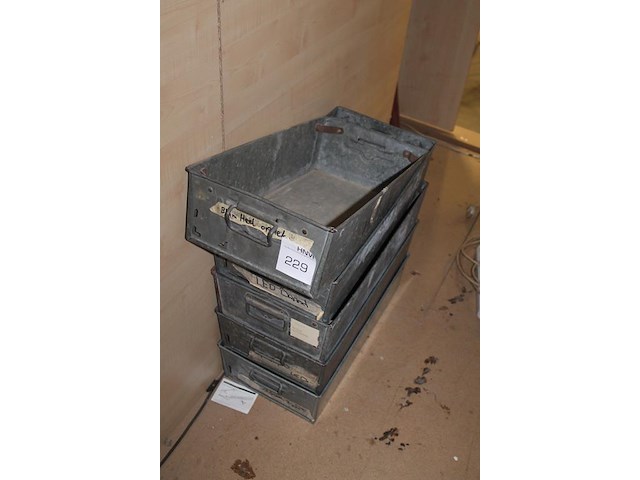 Vijf metalen opbergbakken met handgrepen. afmeting 60 x 30 x 15 cm - afbeelding 2 van  2