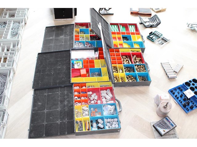 Vijf organizers met diverse bouw gerelateerde producten w.o. bevestigingsmaterialen, wiggen en koppelingen. - afbeelding 1 van  6