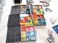 Vijf organizers met diverse bouw gerelateerde producten w.o. bevestigingsmaterialen, wiggen en koppelingen. - afbeelding 1 van  6