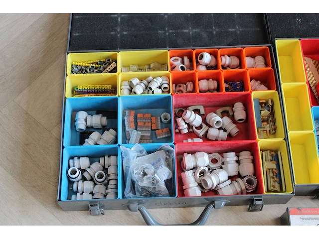 Vijf organizers met diverse bouw gerelateerde producten w.o. bevestigingsmaterialen, wiggen en koppelingen. - afbeelding 2 van  6