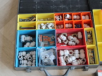 Vijf organizers met diverse bouw gerelateerde producten w.o. bevestigingsmaterialen, wiggen en koppelingen. - afbeelding 2 van  6