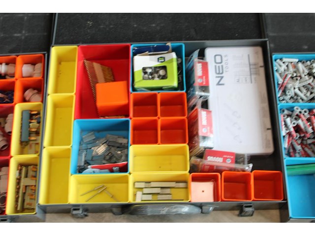 Vijf organizers met diverse bouw gerelateerde producten w.o. bevestigingsmaterialen, wiggen en koppelingen. - afbeelding 3 van  6