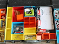 Vijf organizers met diverse bouw gerelateerde producten w.o. bevestigingsmaterialen, wiggen en koppelingen. - afbeelding 3 van  6