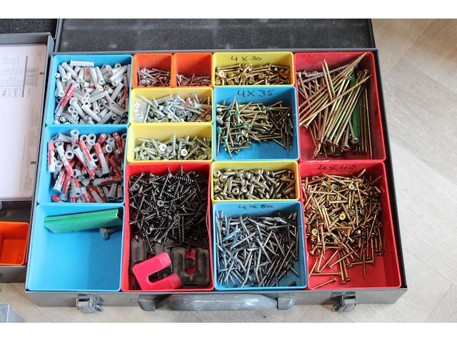 Vijf organizers met diverse bouw gerelateerde producten w.o. bevestigingsmaterialen, wiggen en koppelingen. - afbeelding 4 van  6