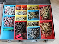 Vijf organizers met diverse bouw gerelateerde producten w.o. bevestigingsmaterialen, wiggen en koppelingen. - afbeelding 4 van  6