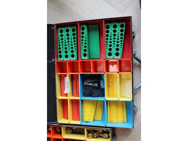Vijf organizers met diverse bouw gerelateerde producten w.o. bevestigingsmaterialen, wiggen en koppelingen. - afbeelding 5 van  6