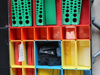 Vijf organizers met diverse bouw gerelateerde producten w.o. bevestigingsmaterialen, wiggen en koppelingen. - afbeelding 5 van  6