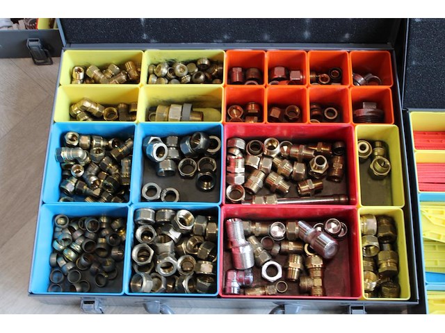 Vijf organizers met diverse bouw gerelateerde producten w.o. bevestigingsmaterialen, wiggen en koppelingen. - afbeelding 6 van  6