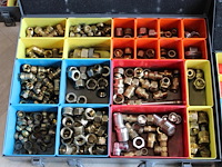 Vijf organizers met diverse bouw gerelateerde producten w.o. bevestigingsmaterialen, wiggen en koppelingen. - afbeelding 6 van  6