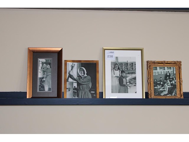 Vijf oude schoolfoto's. - afbeelding 1 van  4