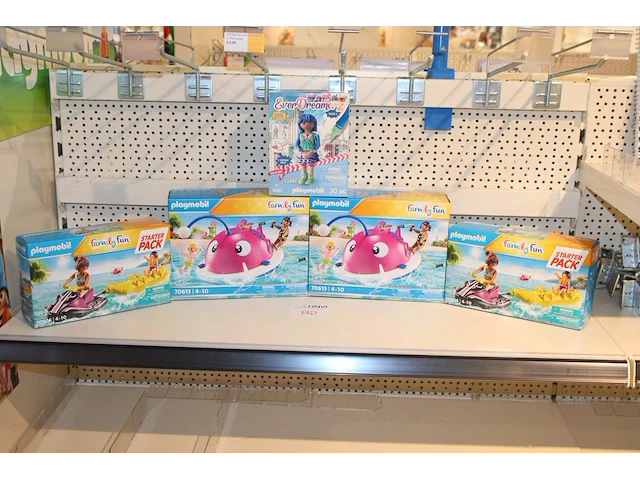 Vijf playmobil dozen w.o. family fun en everdreamerz - afbeelding 1 van  2