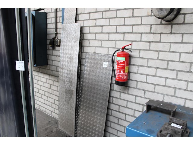 Vijf restant stukken traanplaat w.o. 43 x 180 cm en 50 x 137 cm. - afbeelding 1 van  2