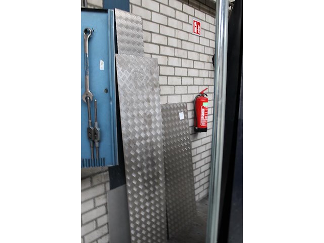Vijf restant stukken traanplaat w.o. 43 x 180 cm en 50 x 137 cm. - afbeelding 2 van  2