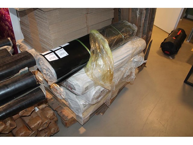 Vijf rubber beschermingsmatten t.b.v. laadkabel. afmeting 1 x 10 m. worden voor de hand uitgegeven vanaf pa... - afbeelding 1 van  3