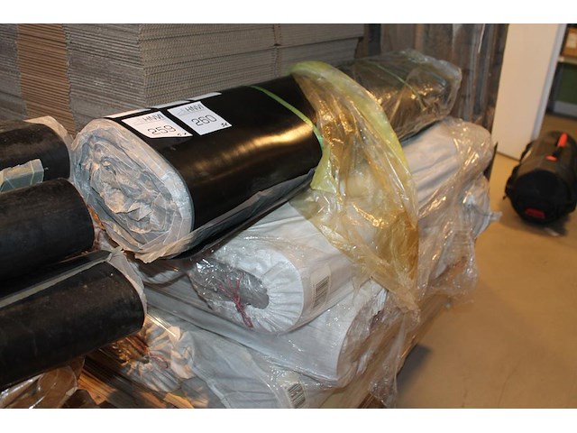 Vijf rubber beschermingsmatten t.b.v. laadkabel. afmeting 1 x 10 m. worden voor de hand uitgegeven vanaf pa... - afbeelding 2 van  3