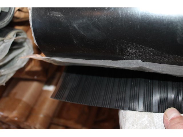 Vijf rubber beschermingsmatten t.b.v. laadkabel. afmeting 1 x 10 m. worden voor de hand uitgegeven vanaf pa... - afbeelding 3 van  3