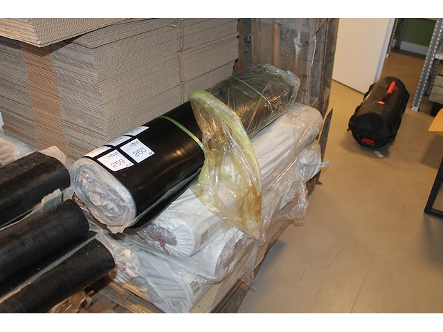 Vijf rubber beschermingsmatten t.b.v. laadkabel. afmeting 1 x 10 m. worden voor de hand uitgegeven vanaf pa... - afbeelding 1 van  3