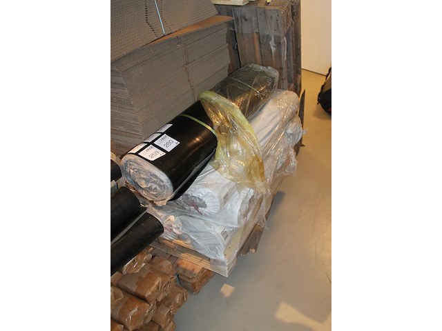 Vijf rubber beschermingsmatten t.b.v. laadkabel. afmeting 1 x 10 m. worden voor de hand uitgegeven vanaf pa... - afbeelding 2 van  3