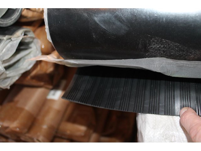 Vijf rubber beschermingsmatten t.b.v. laadkabel. afmeting 1 x 10 m. worden voor de hand uitgegeven vanaf pa... - afbeelding 3 van  3