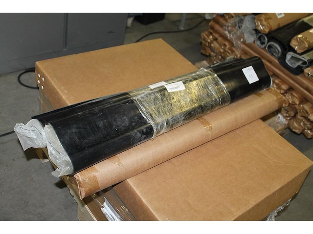 Vijf rubber matten met afmeting 100 x 100 cm. - afbeelding 1 van  3