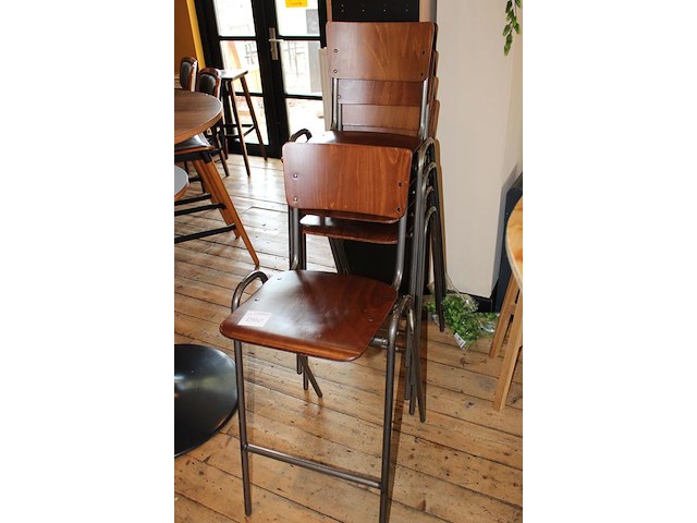 Vijf stapelbare barkrukken. - afbeelding 2 van  3