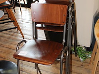 Vijf stapelbare barkrukken. - afbeelding 2 van  3