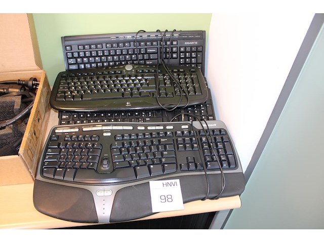 Vijf toetsenborden w.o. 1 ergonomische. - afbeelding 1 van  2