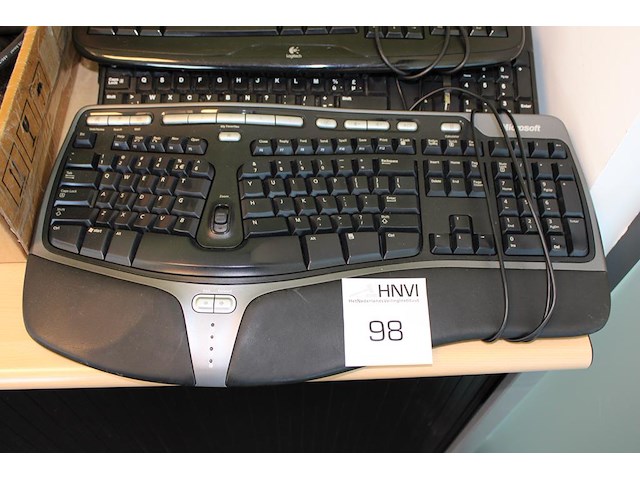 Vijf toetsenborden w.o. 1 ergonomische. - afbeelding 2 van  2