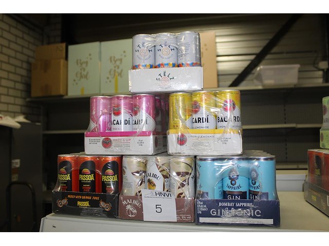 Vijf trays diverse mixdranken w.o. stelz, bacardi, passoa en gin. totaal 72 blikjes. bod is inclusief € 10,... - afbeelding 1 van  2