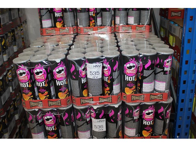 Vijftien dozen pringles hot bbq. 135 bussen. - afbeelding 1 van  2