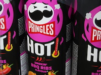 Vijftien dozen pringles hot bbq. 135 bussen. - afbeelding 2 van  2