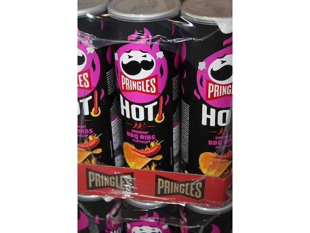 Vijftien dozen pringles hot bbq. 135 bussen - afbeelding 2 van  2