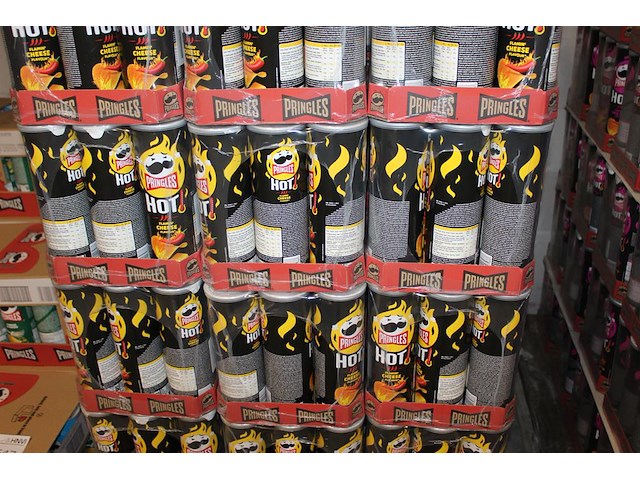 Vijftien dozen pringles hot cheese. 135 bussen. tht 1-26. - afbeelding 1 van  2