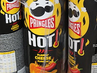 Vijftien dozen pringles hot cheese. 135 bussen. tht 1-26. - afbeelding 2 van  2